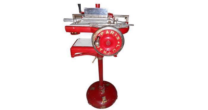 Machine à trancher sur pied LUTRANA Paris : pièce ancienne et industrielle, objet de collection et décoration vintage pour loft, restaurant ou galerie