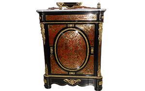 Meuble coffre-fort Napoléon III en marqueterie de cuivre avec dessus en marbre. Pièce rare du XIXe siècle, décorative et fonctionnelle, style Boulle.