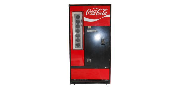 Ancien distributeur Coca-Cola, pièce vintage iconique du design rétro américain. Objet de collection idéal pour loft, bar ou décoration industrielle.