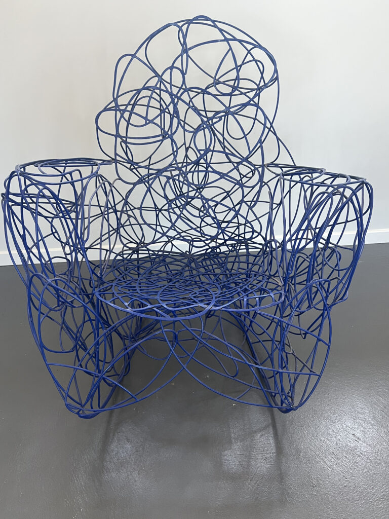 Rocking-chair design en métal, mobilier d’artiste unique. Pièce contemporaine alliant confort, élégance et créativité, idéale pour décoration moderne.