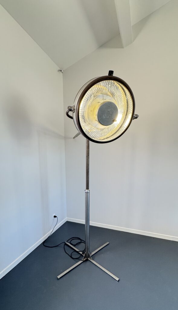 Lampe scialytique ancienne, témoin du savoir-faire médical du XXe siècle, entre design industriel et authenticité vintage.