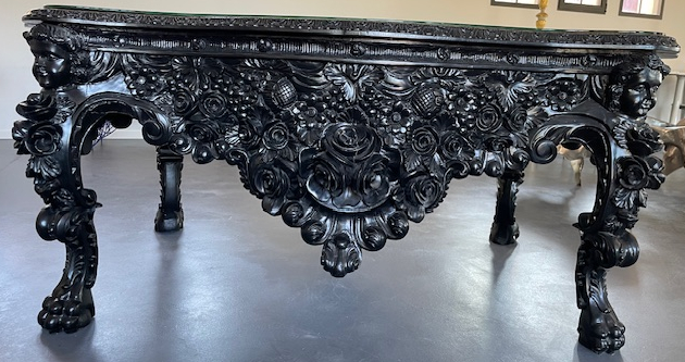 Le plateau : une œuvre à part entière Le plateau en verre constitue l’élément central de cette création.