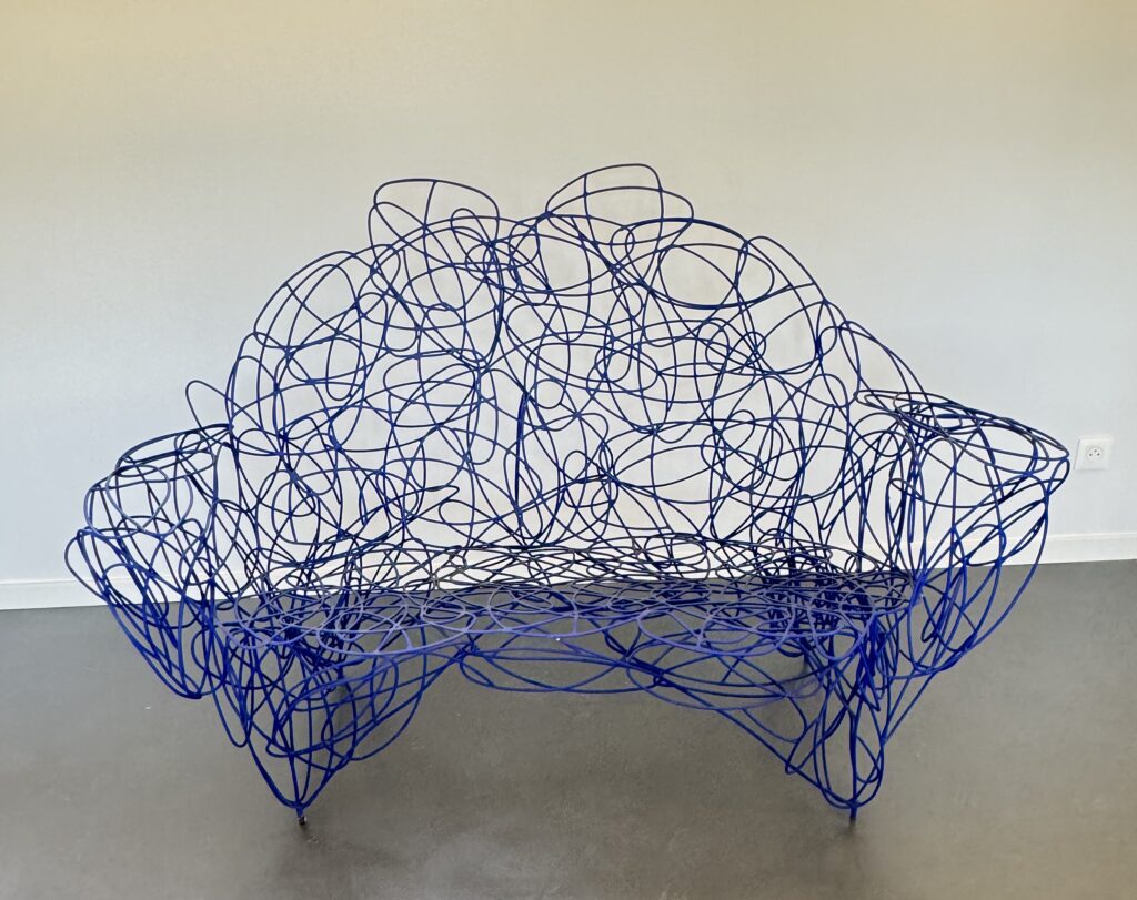 Du métal, une âme d’artiste : des pièces uniques qui allient confort, design et caractère intemporel.