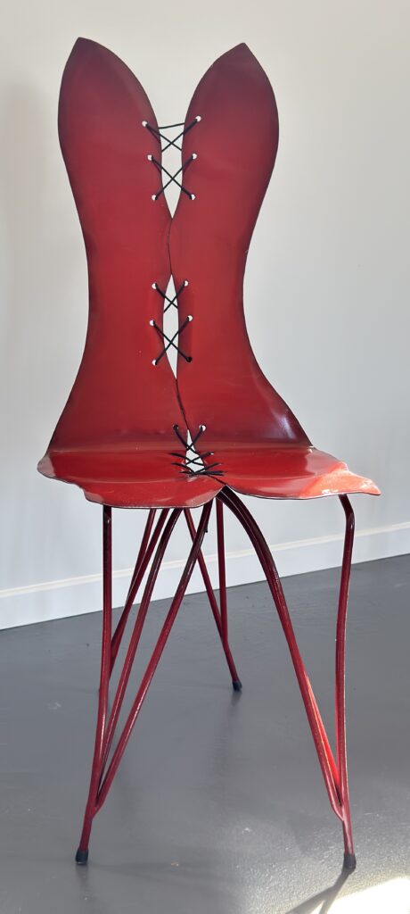 Une chaise qui conjugue confort et caractère, où chaque courbe raconte l’élégance du geste artistique.