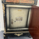 Meuble coffre-fort Napoléon III, style Boulle : une pièce d’exception en marqueterie de cuivre et dessus en marbre, alliant élégance et solidité.