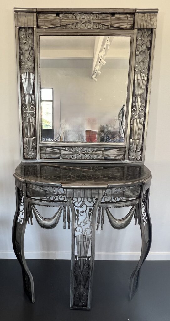 Cette console n’est pas qu’un meuble – c’est une pièce de caractère, une présence sculpturale où le geste du designer dialogue avec la nostalgie et la modernité.