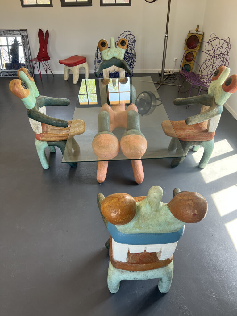 La femme de Barbe-Bleue représente ici plus qu’un personnage passif : par sa position dans ce mobilier d’artiste, elle occupe le centre, entourée par les fauteuils, dans une table-scène. Cela peut évoquer le pouvoir paradoxal du regard, de la curiosité, de la confrontation entre l’intime et le public, entre l’interdit et la révélation.