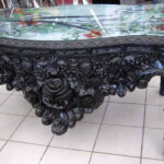 Plateau en verre décoré, peinture sous verre Pièce de caractère inspirée du mobilier français du XVIIIᵉ siècle, cette table en bois laquée de style Rococo revisite avec modernité la célèbre table de gibier. Elle allie la grâce des lignes Louis XV à l’éclat d’un plateau en verre décoré, véritable œuvre d’art en peinture sous verre.