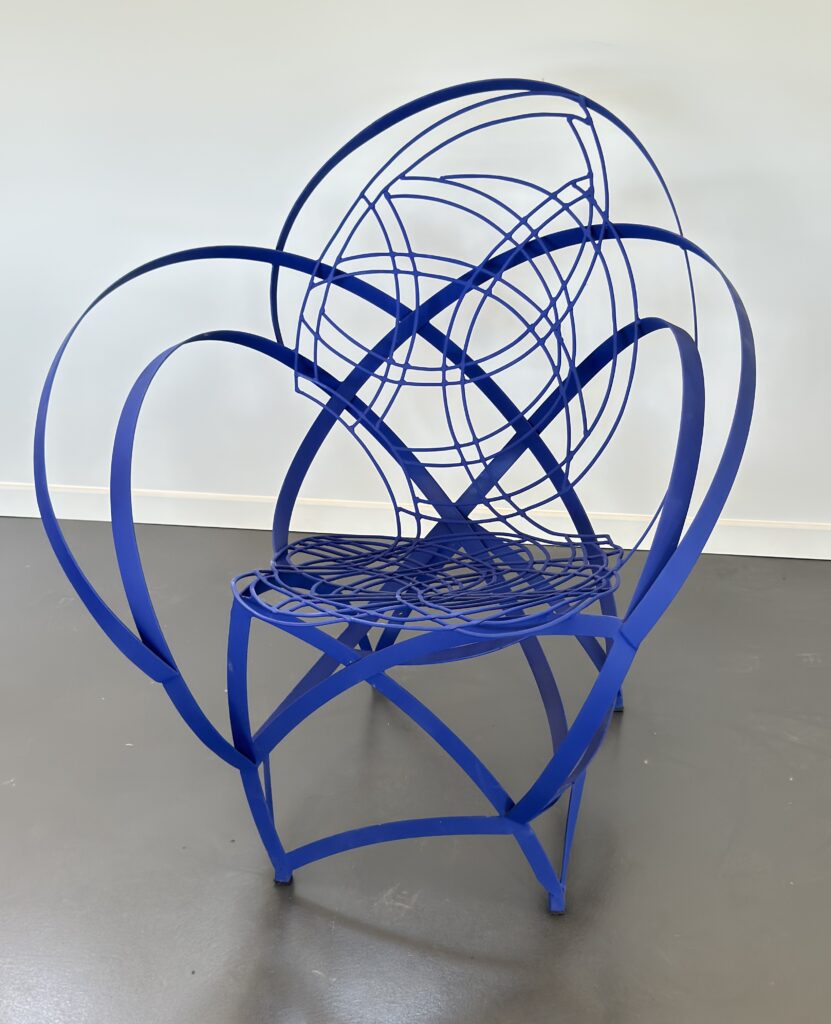 Fauteuil en métal laqué – œuvre d’artiste, pièce unique Structure légère en lames et tiges d’acier, finition laquée. Design aérien, assise confortable, travail artisanal d’exception. Entre sculpture et mobilier, une création unique au caractère fort.
