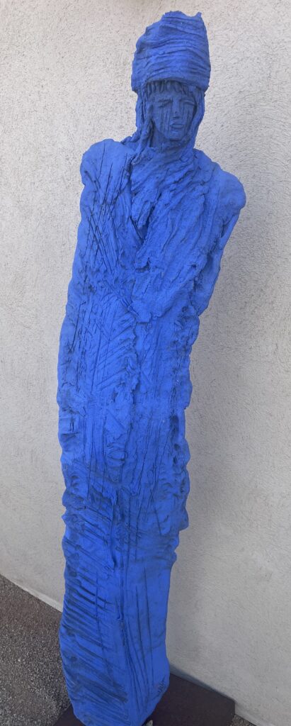 « Homme du désert est une sculpture en terre cuite réalisée par l’artiste Michel Wohlfahrt. Pièce unique, cette création contemporaine évoque la puissance et la solitude des vastes paysages désertiques. Elle allie expressivité, authenticité et intemporalité, offrant une présence artistique forte à tout espace. »