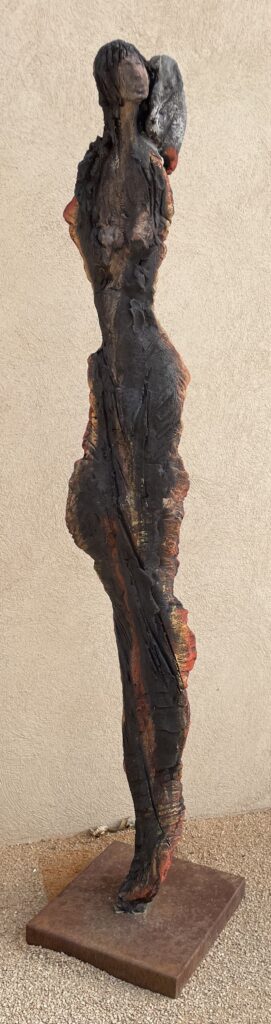 Sculpture monumentale d’une grande sensibilité. La figure féminine dialogue avec un perroquet dans un équilibre de douceur et de puissance. Œuvre unique – expression poétique de la nature et de l’humanité.