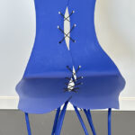 Élégante, sculpturale et singulière, la chaise “Corset” allie la rigueur du métal à la sensualité des formes féminines. Réalisée en métal laqué, cette création d’artiste se distingue par ses lignes élancées et sa structure ergonomique qui offre une assise confortable tout en affirmant une présence esthétique forte.