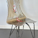 Entre art et design, cette pièce interroge la frontière entre fonction et expression. Son assise, pensée pour le confort, contraste avec la rigueur du matériau. La laque, appliquée avec soin, confère à la surface un éclat vibrant qui capte la lumière et magnifie la forme.