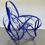 Fauteuil en métal laqué – œuvre d’artiste, pièce unique Structure légère en lames et tiges d’acier, finition laquée. Design aérien, assise confortable, travail artisanal d’exception. Entre sculpture et mobilier, une création unique au caractère fort.