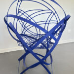 Fauteuil en métal laqué – œuvre d’artiste, pièce unique Structure légère en lames et tiges d’acier, finition laquée. Design aérien, assise confortable, travail artisanal d’exception. Entre sculpture et mobilier, une création unique au caractère fort.