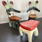 Les couleurs, volumes et lignes sont choisis pour créer une présence forte. La table large impose, les fauteuils sculpturés rappellent la solennité ou la solennisation d’un moment narratif. On sent une volonté de Semser de fusionner art, design et narration.