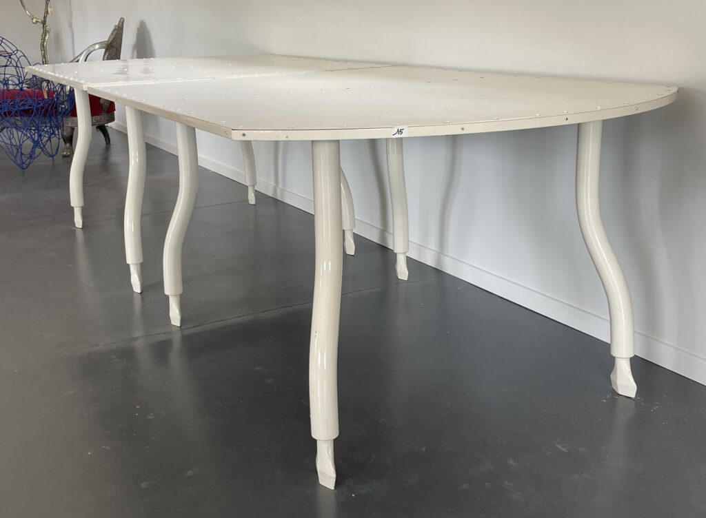 Conçue dans un esprit contemporain, cette grande table en métal explore la frontière entre objet utilitaire et œuvre d’art.