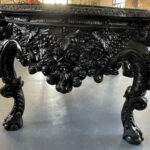 Plateau en verre décoré, peinture sous verre Pièce de caractère inspirée du mobilier français du XVIIIᵉ siècle, cette table en bois laquée de style Rococo revisite avec modernité la célèbre table de gibier. Elle allie la grâce des lignes Louis XV à l’éclat d’un plateau en verre décoré, véritable œuvre d’art en peinture sous verre.