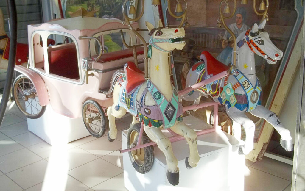 Découvrez un ancien carrosse de manège avec deux chevaux en bois polychrome. Une pièce d’art forain authentique, idéale pour collectionneurs, décorateurs et amateurs d’objets rares.
