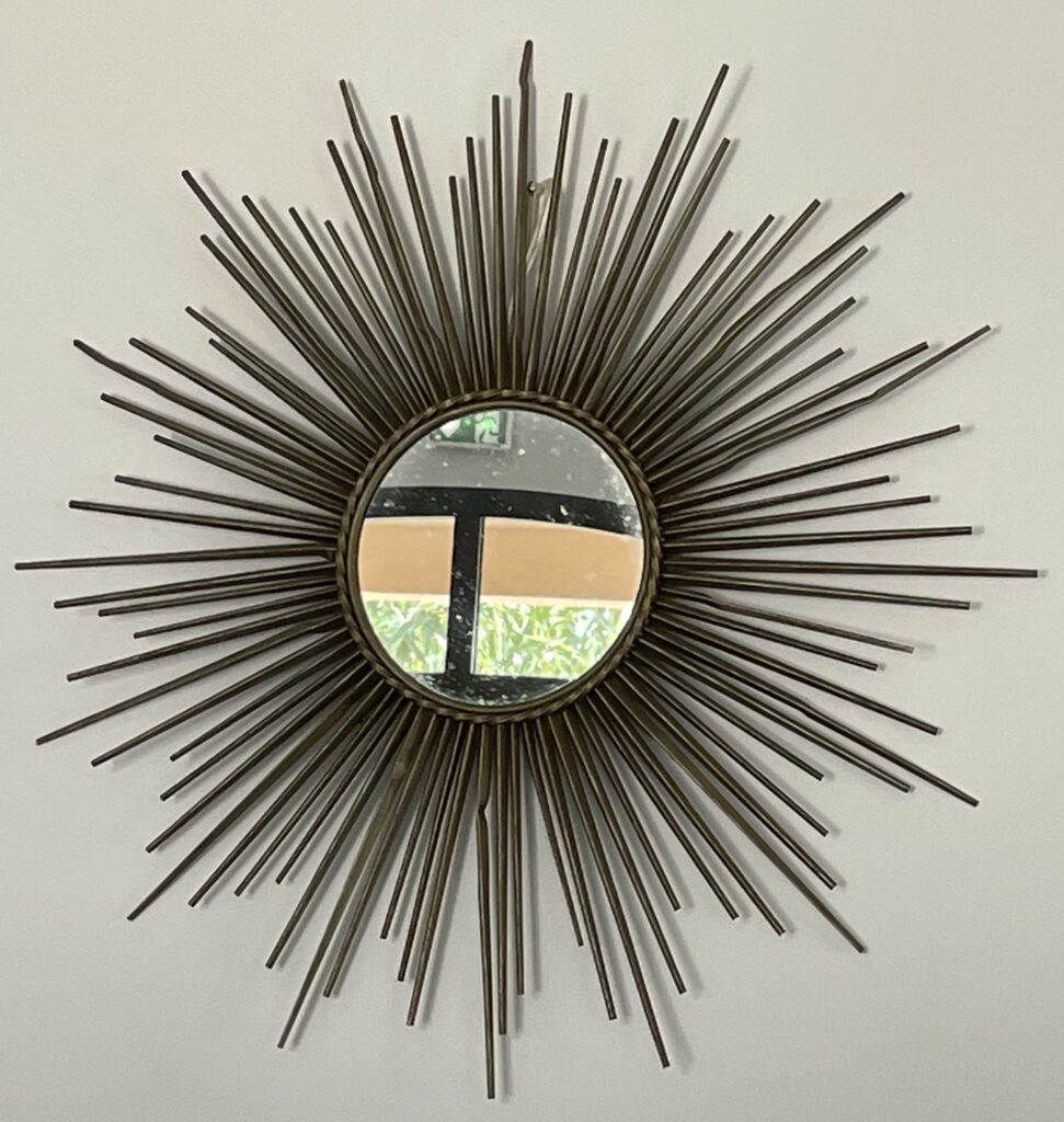 Un design vintage qui sublime la décoration Reconnu pour leur allure solaire et leur esprit mid-century, les miroirs style Chaty Vallauris sont devenus des incontournables de la décoration vintage et rétro chic. Leur forme rayonnante transforme un mur en véritable point focal, idéal pour un salon, une entrée ou une chambre.