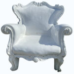 Le charme du fauteuil cabriolet s’invite à l’extérieur. Conçu en résine, ce modèle revisite un grand classique du mobilier avec une approche moderne et durable. Résistant aux intempéries et facile à entretenir, il s’intègre aussi bien sur une terrasse que dans un jardin. Un équilibre parfait entre esthétique, confort et praticité pour profiter pleinement de vos espaces extérieurs.