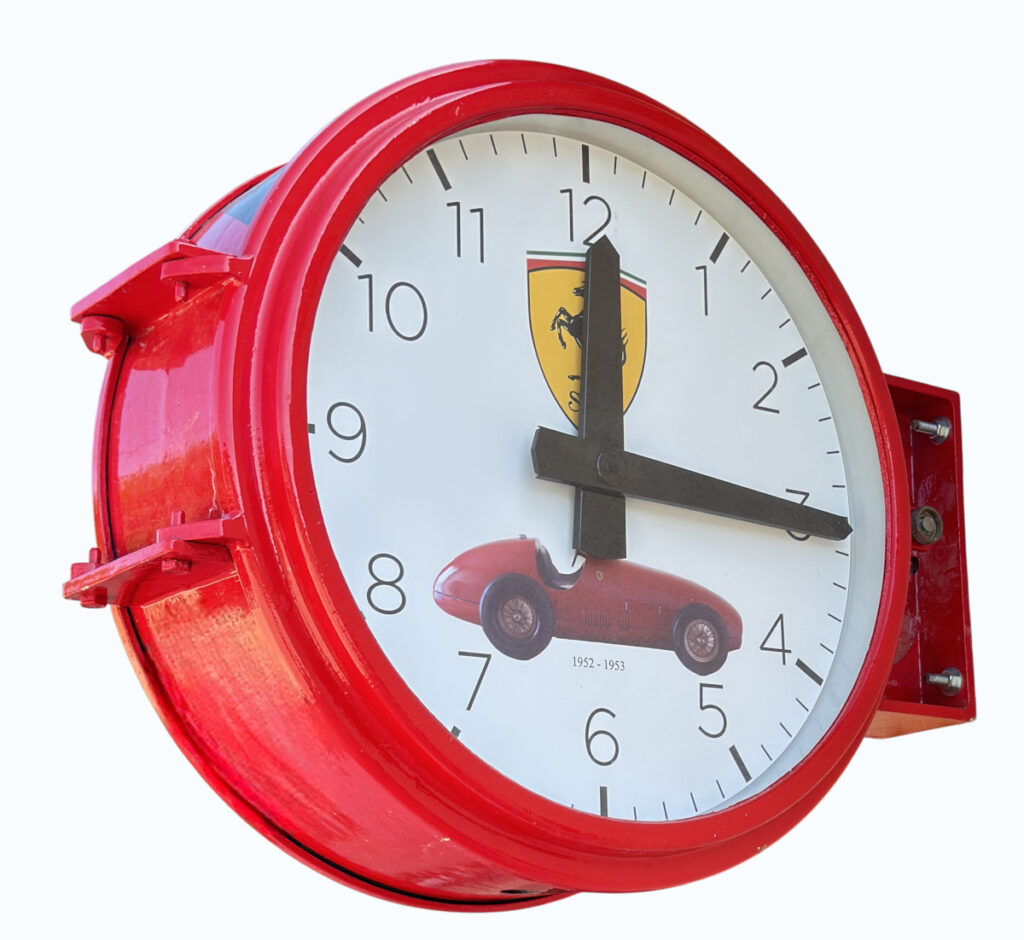 Ancienne horloge de gare restaurée