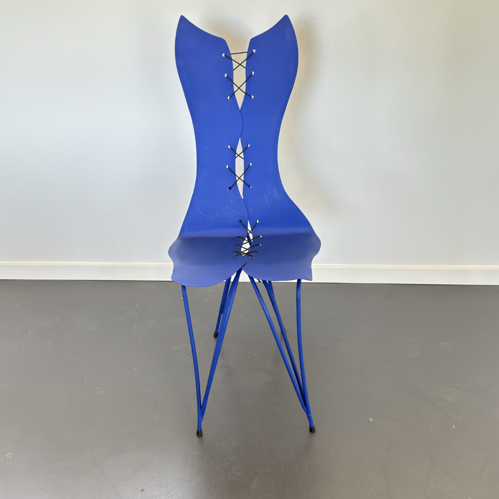 Chaise Corset Bleu en métal peint de l'artiste français Gérard Coquelin "Coco"