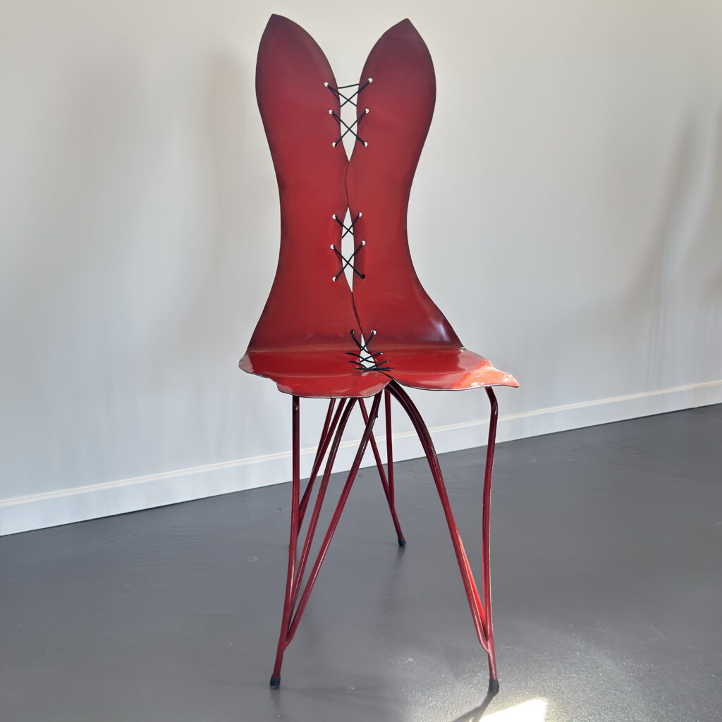 Chaise Corset rouge de l'artiste Gérard Coquelin en métal peint