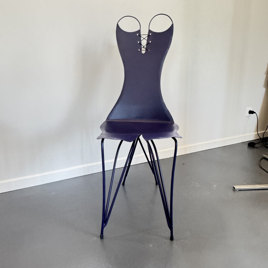 Chaise Corset aubergine de l'artiste Gérard Coquelin en métal peint