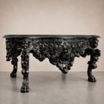 Table style rococo laqué noir avec plateau en verre signé Gari