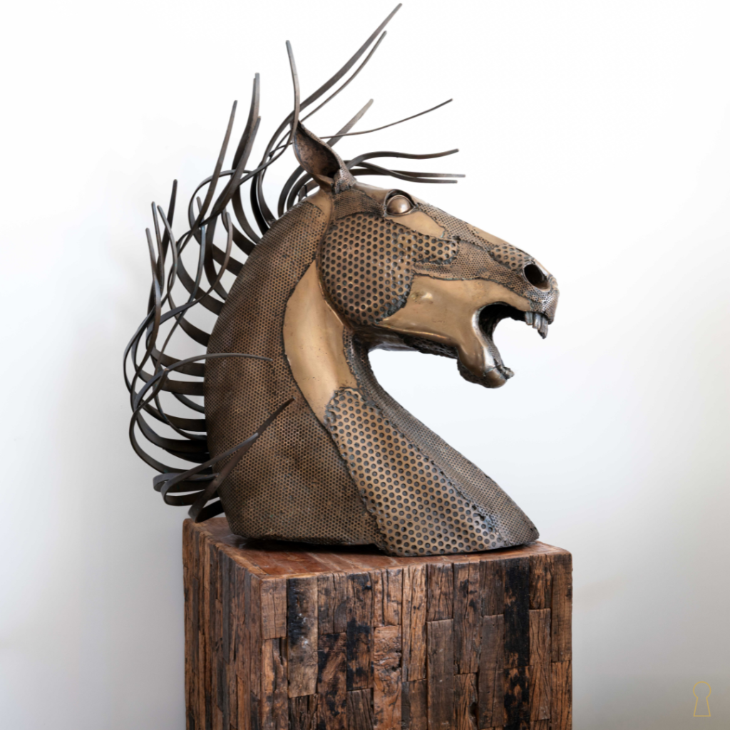 Une œuvre puissante et expressive jouant sur les contrastes entre pleins et vides, le lisse et le rugueux, le mat et le brillant. Le bronze patiné révèle toute la richesse de la matière, captant la lumière et donnant à la sculpture une présence vibrante et contemporaine. Fonderie d art Christophe Le Flock 1/8 Une pièce de caractère, idéale en élément central.