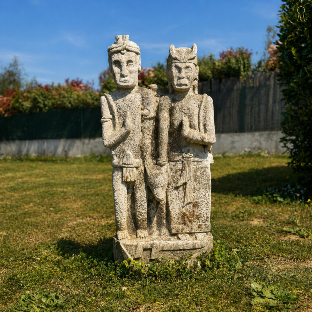 Cette sculpture en pierre originaire de l’île de Sumba incarne le savoir-faire ancestral des artisans sumbaïnais. Taillée à la main dans une pierre naturelle, elle reflète les traditions spirituelles et culturelles de cette île indonésienne réputée pour son artisanat authentique et ses formes sculpturales uniques. Chaque pièce possède ses propres variations de texture, de forme et d’expression, faisant de chaque sculpture un objet décoratif singulier, chargé d’histoire et de caractère. Idéale pour apporter une touche minérale, ethnique et intemporelle à un intérieur ou un espace extérieur.