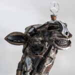 Sculpture chameau en métal recyclé réalisée par l’artiste français Serge Roca, assemblage de pièces automobiles et mécaniques détournées.