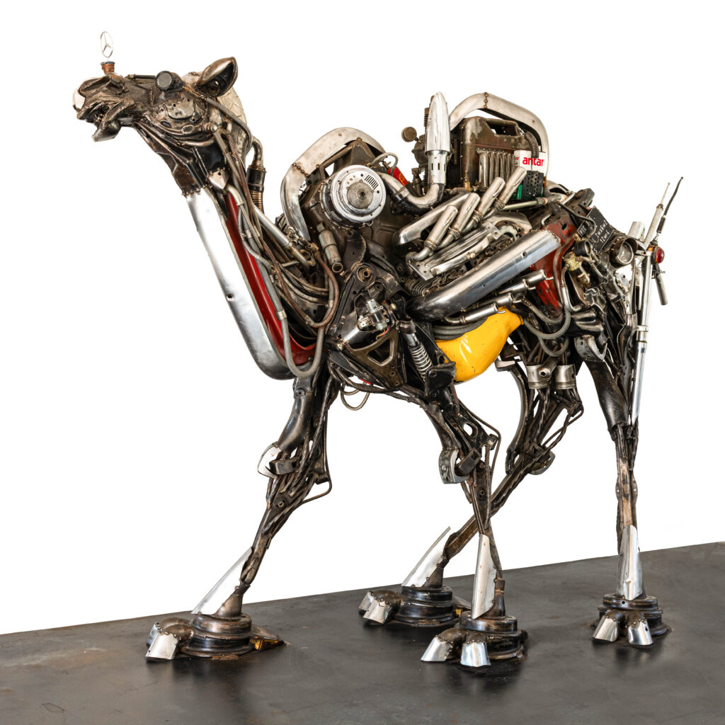 Sculpture chameau en métal recyclé réalisée par l’artiste français Serge Roca, assemblage de pièces automobiles et mécaniques détournées.