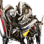 Sculpture chameau en métal recyclé réalisée par l’artiste français Serge Roca, assemblage de pièces automobiles et mécaniques détournées.