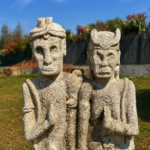 Cette sculpture en pierre originaire de l’île de Sumba incarne le savoir-faire ancestral des artisans sumbaïnais. Taillée à la main dans une pierre naturelle, elle reflète les traditions spirituelles et culturelles de cette île indonésienne réputée pour son artisanat authentique et ses formes sculpturales uniques. Chaque pièce possède ses propres variations de texture, de forme et d’expression, faisant de chaque sculpture un objet décoratif singulier, chargé d’histoire et de caractère. Idéale pour apporter une touche minérale, ethnique et intemporelle à un intérieur ou un espace extérieur.