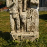 Cette sculpture en pierre originaire de l’île de Sumba incarne le savoir-faire ancestral des artisans sumbaïnais. Taillée à la main dans une pierre naturelle, elle reflète les traditions spirituelles et culturelles de cette île indonésienne réputée pour son artisanat authentique et ses formes sculpturales uniques. Chaque pièce possède ses propres variations de texture, de forme et d’expression, faisant de chaque sculpture un objet décoratif singulier, chargé d’histoire et de caractère. Idéale pour apporter une touche minérale, ethnique et intemporelle à un intérieur ou un espace extérieur.