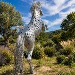Cheval monumental en inox – Galain L’artiste Galain en inox, pensée pour dialoguer avec l’espace extérieur. Cette sculpture représente un cheval puissant et élancé, dont les lignes épurées et la surface réfléchissante captent la lumière et transforment l’environnement au fil de la journée.
