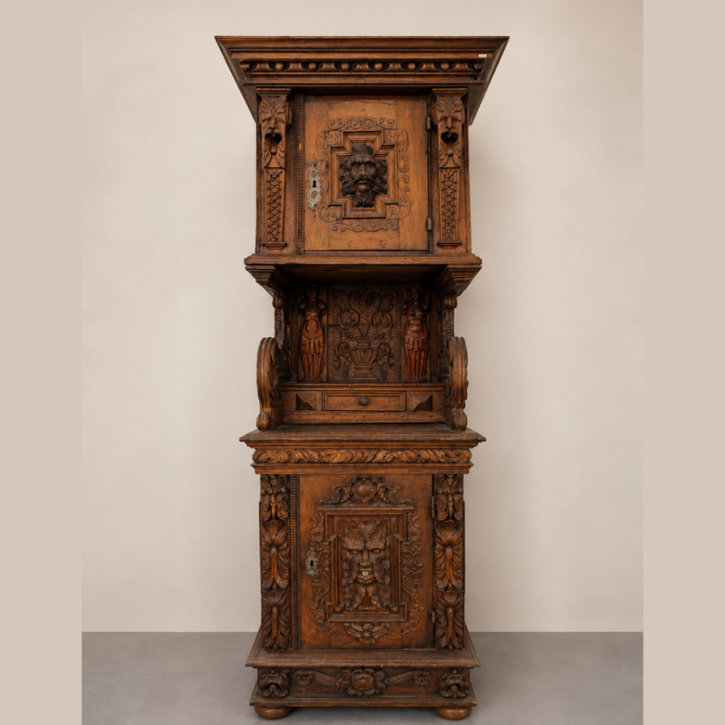 Cabinet ancien Henry II en chêne composé d'un tiroir au centre et de deux portes.