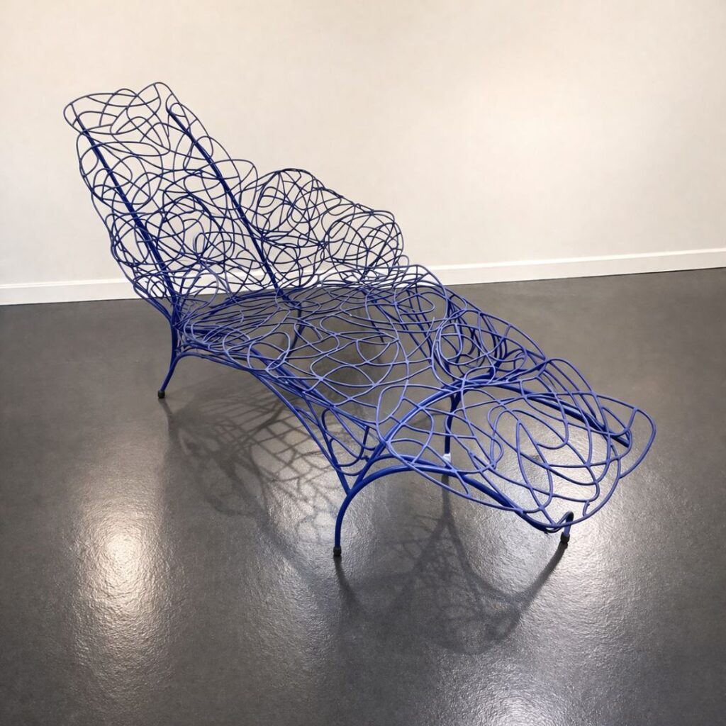 Méridienne en métal peint en bleu de l'artiste Gérard Coquelin "Coco"