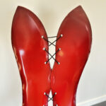 Chaise Corset rouge de l'artiste Gérard Coquelin en métal peint