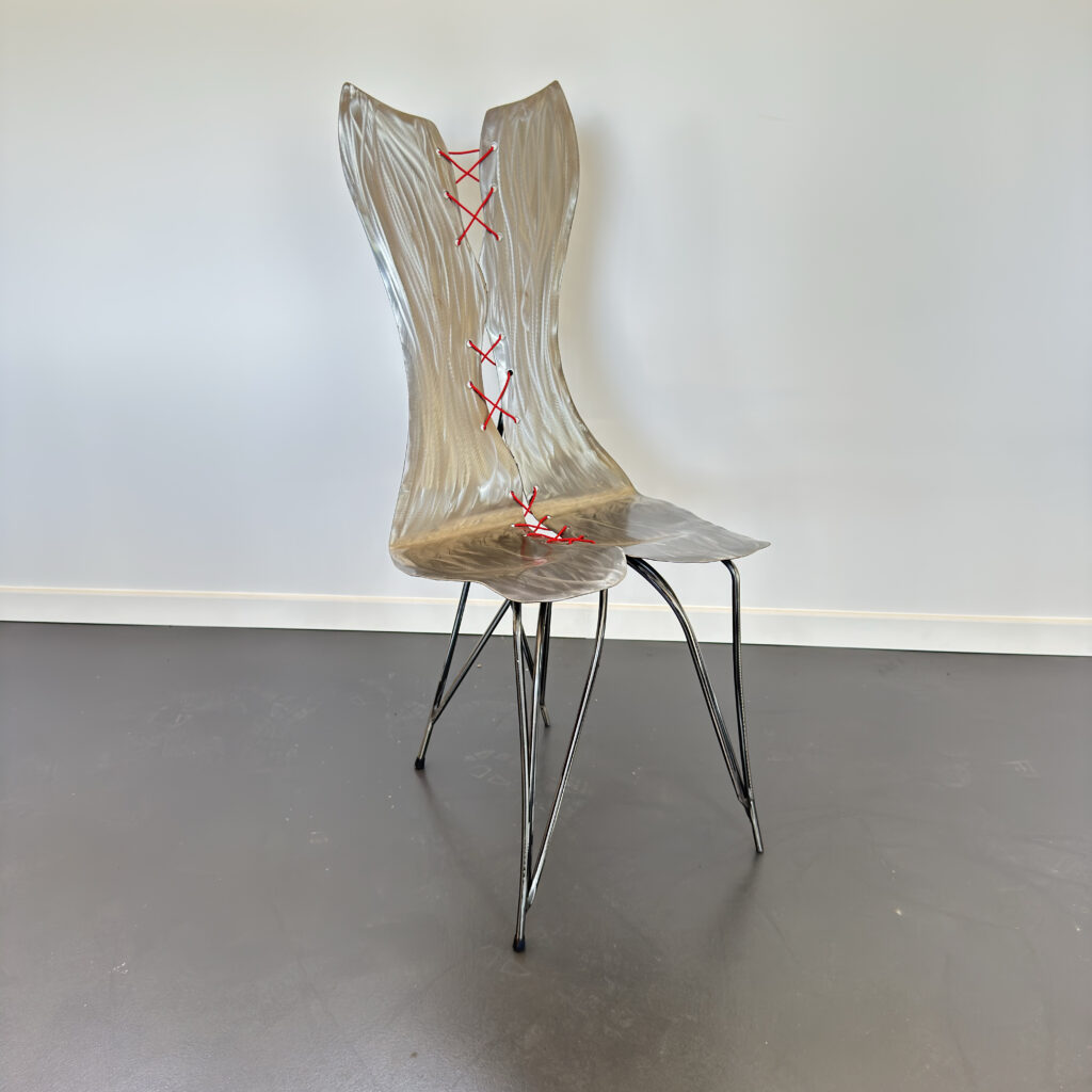 Chaise Corset en métal brossé de l'artiste Gérard Coquelin "Coco"