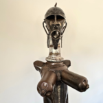 Sculpture contemporaine signée par l’artiste français Serge Roca, réalisée à partir d’éléments métalliques assemblés et détournés. L’œuvre se distingue par son esthétique brute et expressive, mêlant puissance industrielle et inspiration ethnique. Le travail des volumes, des textures et des soudures apparentes confère à la pièce une forte présence sculpturale. Les nuances métalliques patinées renforcent son caractère unique et contemporain. Une création singulière, idéale dans un intérieur contemporain, une galerie ou un espace au style industriel et artistique. Dimensions: l. 51 cm x prof. 60 cm x h. 210 cm Métal assemblé et travaillé