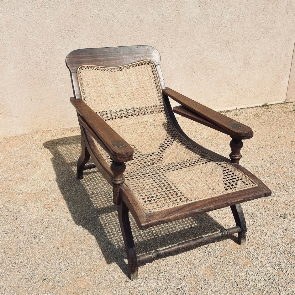 Fauteuil Planter's Chair style colonial en bois exotique et cannage.
