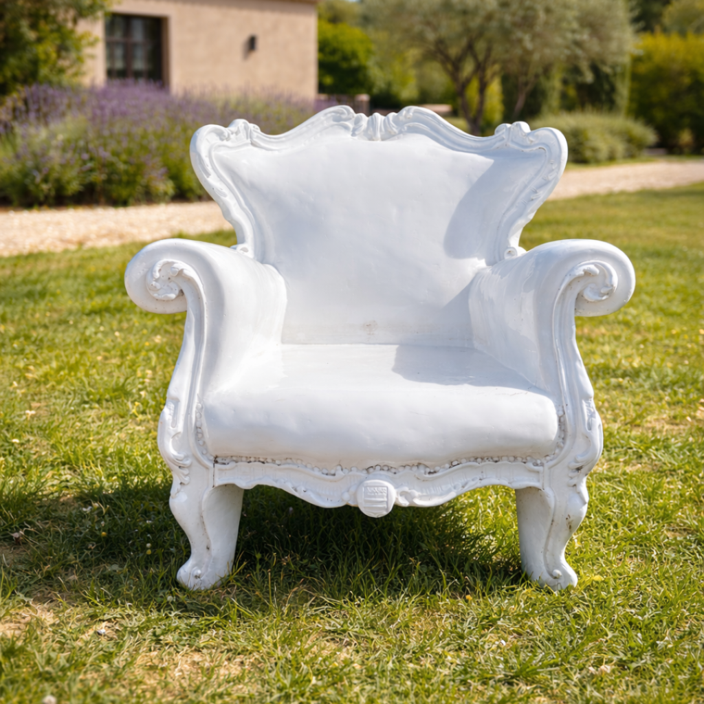 Fauteuil cabriolet outdoor L’élégance classique… version extérieur Ce fauteuil cabriolet en résine combine confort, élégance et résistance pour sublimer vos espaces extérieurs.