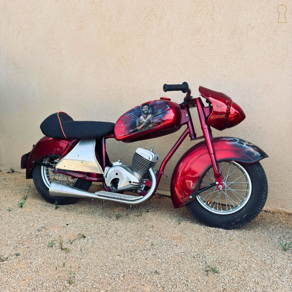 Moto de manège vintage avec peinture personnalisée
