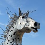 Tête du cheval "Bijou" en acier inox de l'artiste français Galain.
