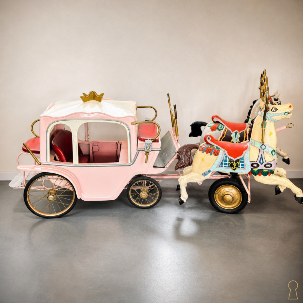 Découvrez un ancien carrosse de manège avec deux chevaux en bois polychrome. Une pièce d’art forain authentique, idéale pour collectionneurs, décorateurs et amateurs d’objets rares.