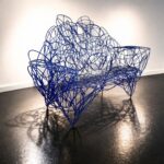 Canapé signé de l'artiste Gérard Coquelin "Coco" peint avec un bleu profond.