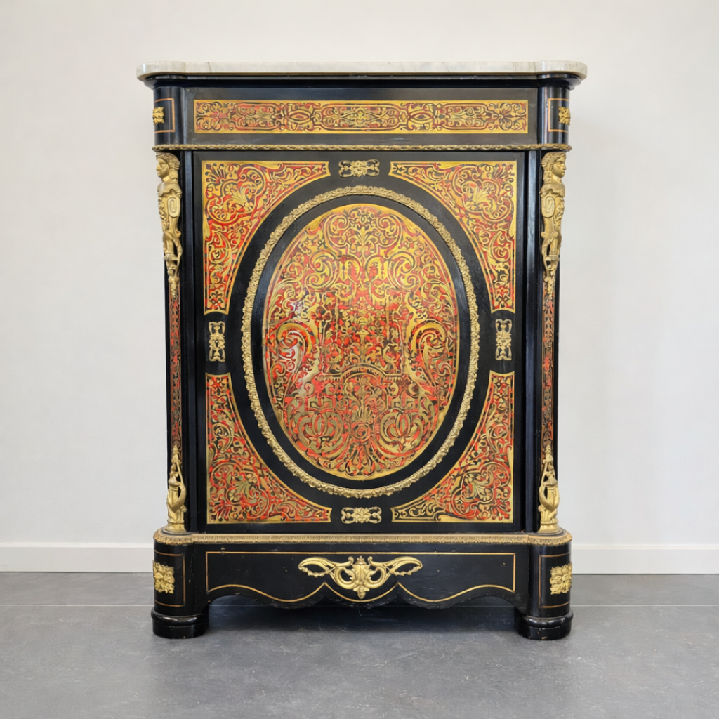 Meuble coffre-fort Napoléon III style Boulle en bois noirci avec marqueterie de cuivre, ornements dorés et plateau en marbre.